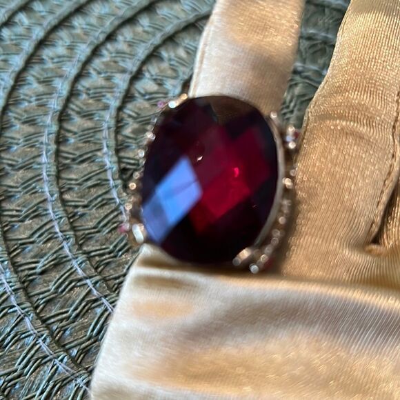 Curations beautiful large red stone ring w/flower details on an ornate band EUC - Picture 2 of 14